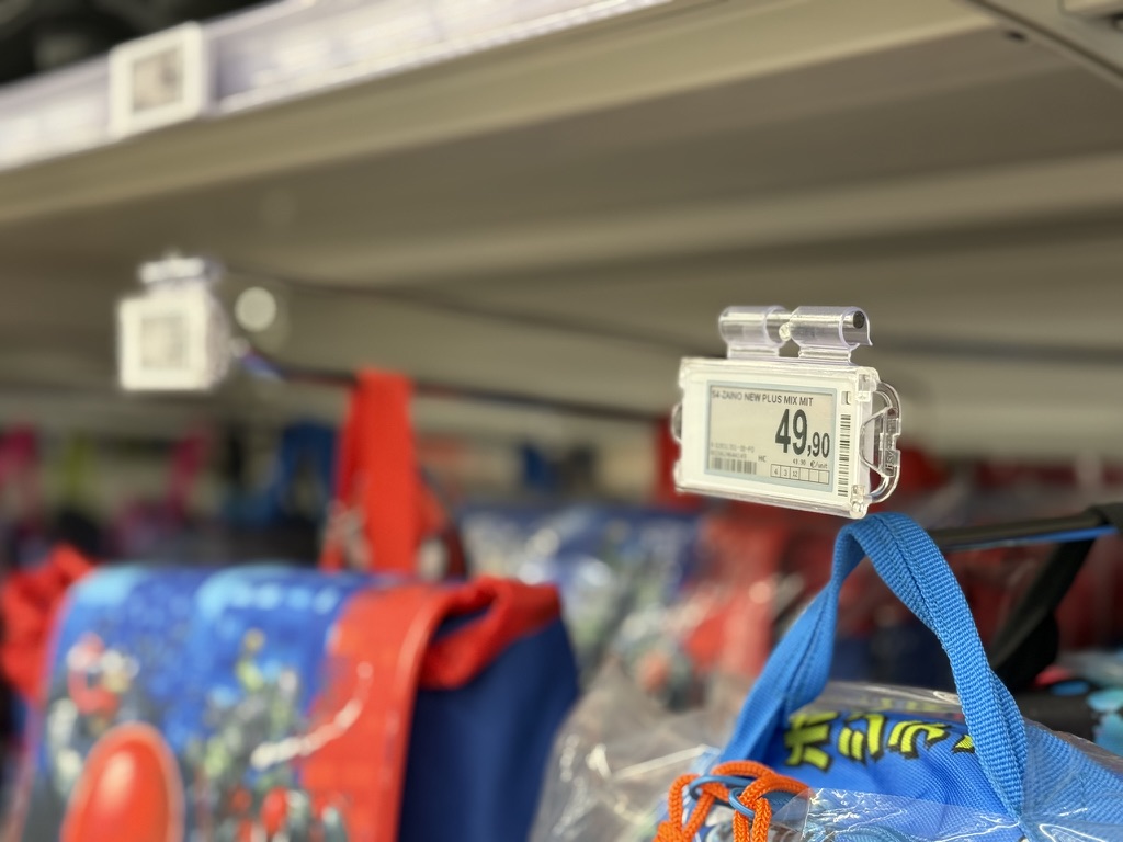 Etichette in negozio di tecnologia